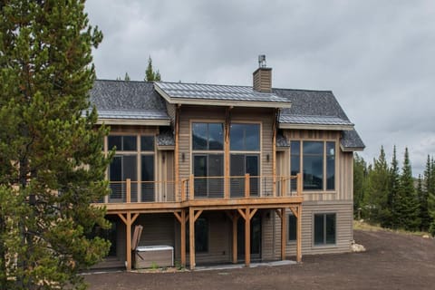 Hunts View House in Big Sky