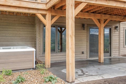 Hunts View House in Big Sky