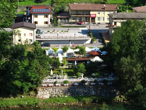 Restaurant/places to eat, Garden, Balcony/Terrace