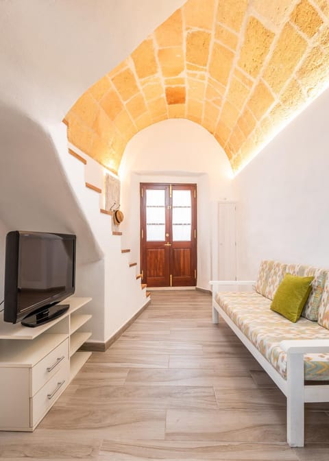 Living room, Seating area, young children, older children, Family
