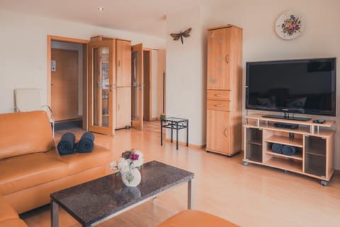 Communal lounge/ TV room, TV and multimedia, Living room, Seating area, Evening entertainment