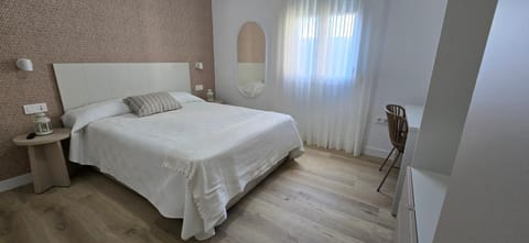 Bed, Photo of the whole room, Bedroom, Supermarket/grocery shop, stove, towels