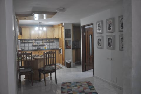 Coffee/tea facilities, Kitchen or kitchenette, Seating area, Dining area