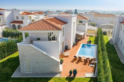 Property building, Garden, Swimming pool