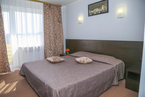 Day, Summer, TV and multimedia, Living room, Bedroom, On site