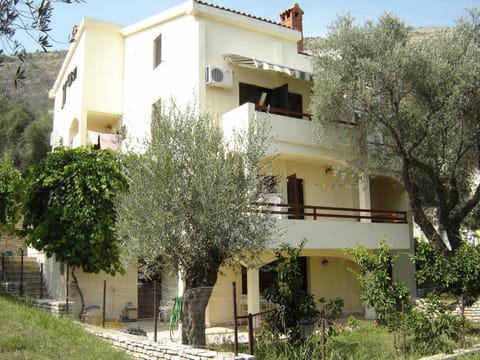 Property building, Facade/entrance, Garden, Garden view
