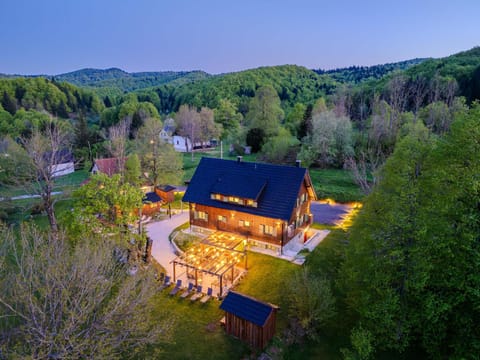 Property building, Restaurant/places to eat, Spring, Natural landscape, Bird's eye view