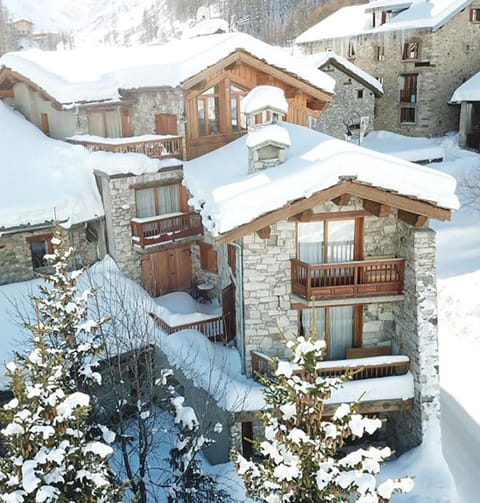 Property building, Facade/entrance, Winter