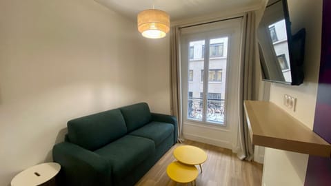 Appartement lumineux proche Saint-Lazare - 8P Apartment in Paris