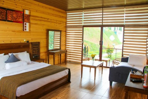 Photo of the whole room, Garden view