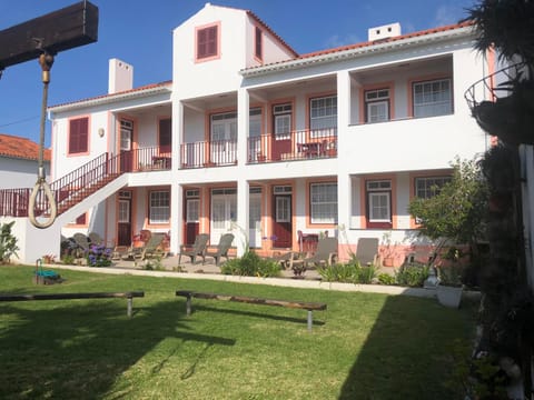 Property building, Day, Garden, Garden view, sunbed