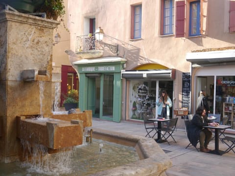 Property building, Restaurant/places to eat, Location