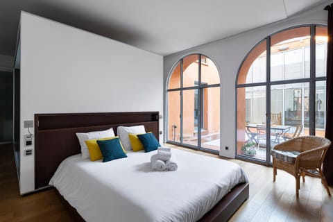 Bed, Bedroom, towels