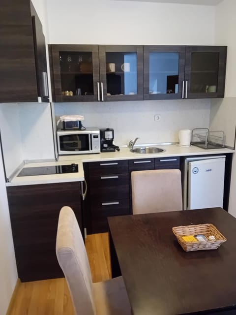 Coffee/tea facilities, Kitchen or kitchenette, Dining area, minibar, pet friendly, stove, toaster
