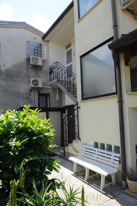 Property building, Facade/entrance, Garden view, Family