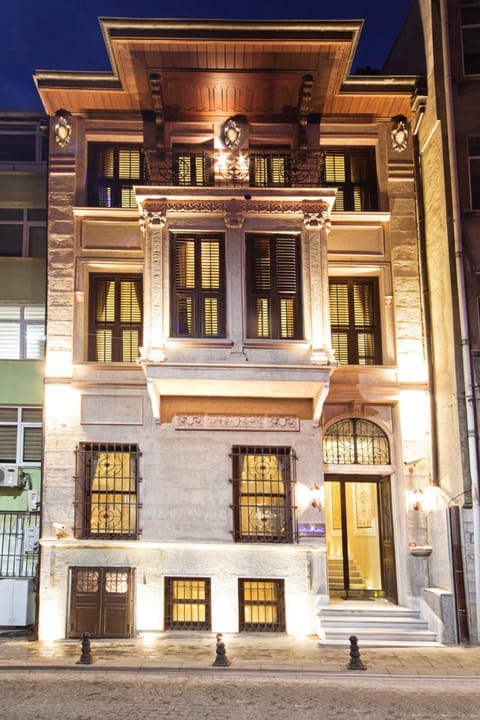 Facade/entrance