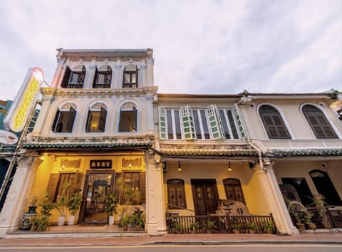 Property building, Nearby landmark, Restaurant/places to eat, Day, Night, Activities, Activities, TV and multimedia, Dining area, Meeting/conference room, Shopping Area, Entertainment, Breakfast, Drinks, Parking, furniture, internet, internet, internet, minibar, elevator