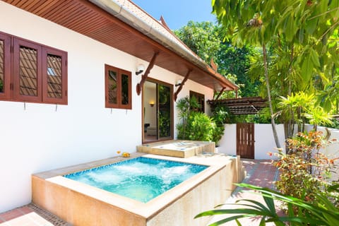 Property building, Patio, Day, Garden, Garden, Hot Tub, Garden view