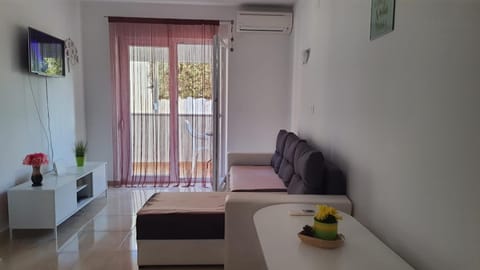 TV and multimedia, Living room, Seating area, air conditioner