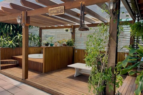 Hot Tub, Seating area