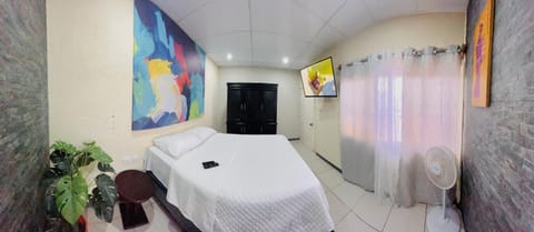 Bed, TV and multimedia, Photo of the whole room, Bedroom
