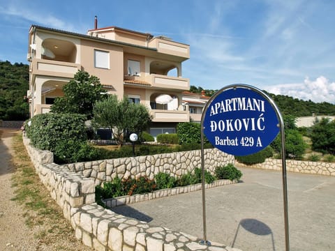 Patio, Facade/entrance