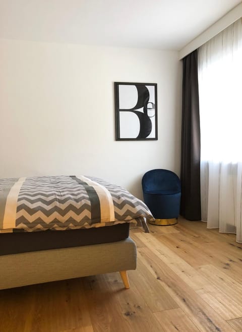 Photo of the whole room, Garden view