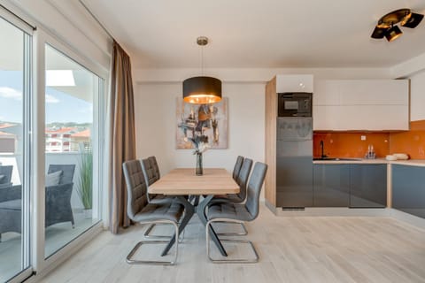 Kitchen or kitchenette, Dining area, pet friendly