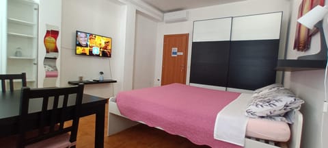 TV and multimedia, Photo of the whole room, Bedroom