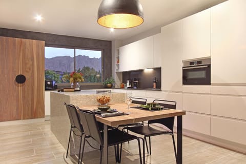 Natural landscape, Kitchen or kitchenette, Dining area, Mountain view, minibar, pet friendly, stove
