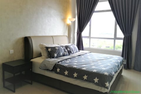 Bedroom, City view
