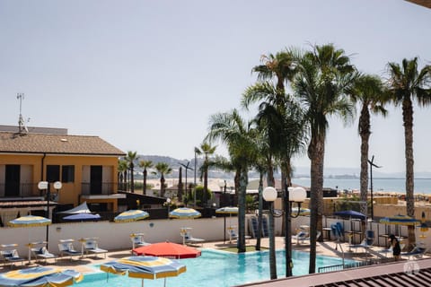 Pool view, Sea view, Swimming pool, sunbed