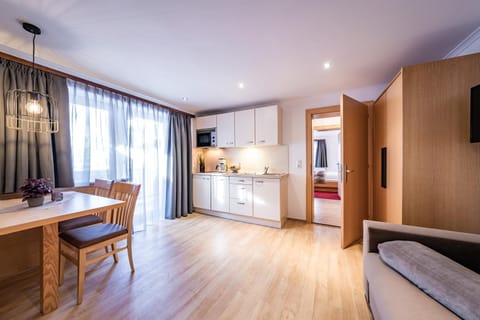 Kitchen or kitchenette, Living room, Seating area, Dining area