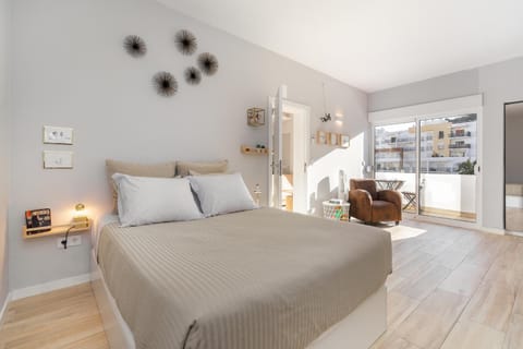 Bed, Living room, Photo of the whole room, Seating area, Bedroom