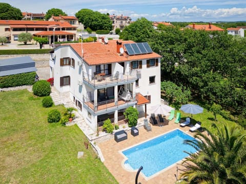 Bird's eye view, Pool view
