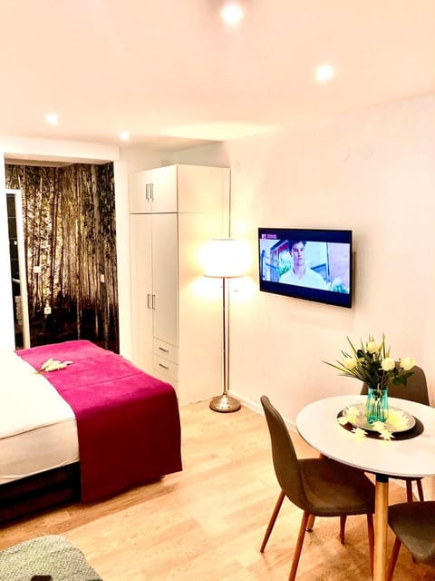 Communal lounge/ TV room, Bed, TV and multimedia, Seating area, Dining area, Bedroom