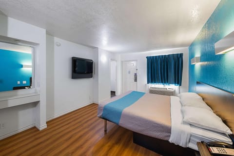 TV and multimedia, Bedroom, On site