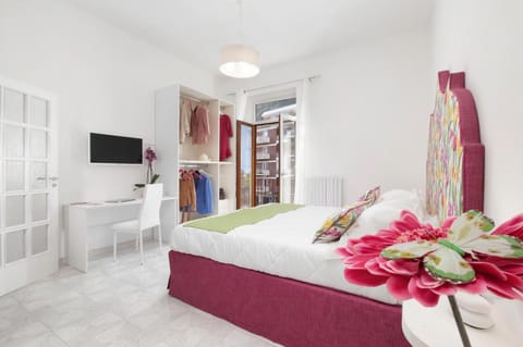 Bed, Balcony/Terrace, Photo of the whole room, Decorative detail, Bedroom, City view, Landmark view, Mountain view