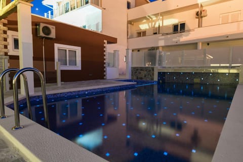 Swimming pool, Swimming pool