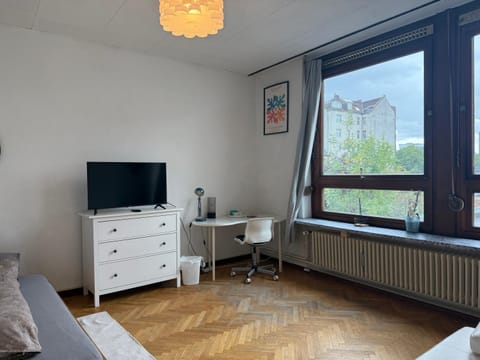 TV and multimedia, Living room, Seating area, Evening entertainment, internet