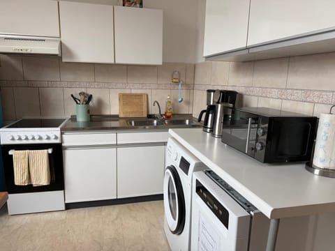 Coffee/tea facilities, Kitchen or kitchenette, dishwasher, oven, stove, toaster, washing machine, dryer