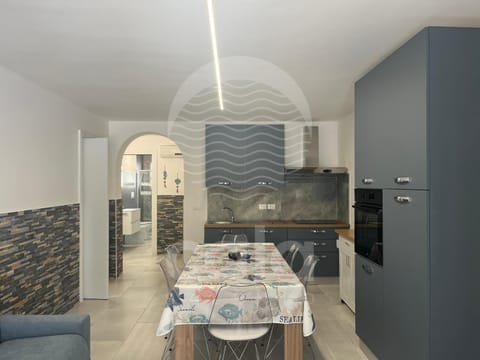 Kitchen or kitchenette, Dining area, oven, stove