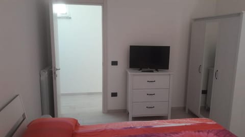 Communal lounge/ TV room, Bed, TV and multimedia, Bedroom