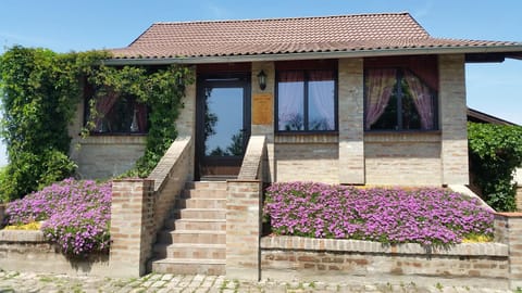 Property building, Facade/entrance, Spring, Natural landscape, Banquet/Function facilities, On site