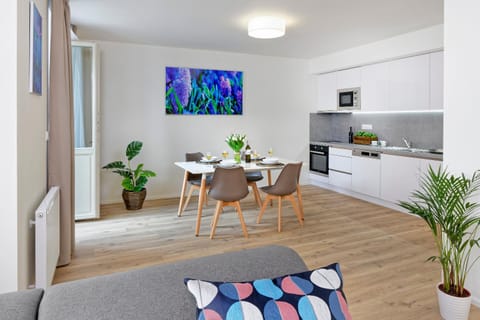 Balcony/Terrace, Kitchen or kitchenette, Seating area, Dining area, dishwasher, microwave, oven, pet friendly, pet friendly, stove