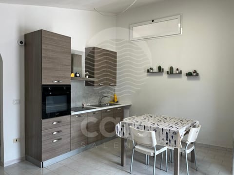 Kitchen or kitchenette, Dining area, oven, stove