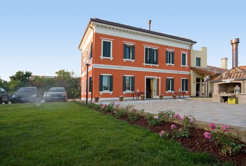 Restaurant/places to eat, Facade/entrance, Garden, Garden view