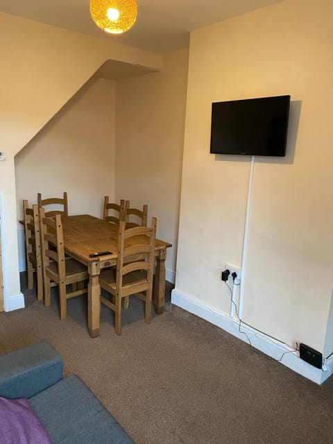 Communal lounge/ TV room, TV and multimedia, Dining area