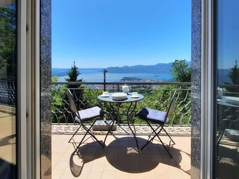 View (from property/room), Balcony/Terrace, Lake view, Mountain view
