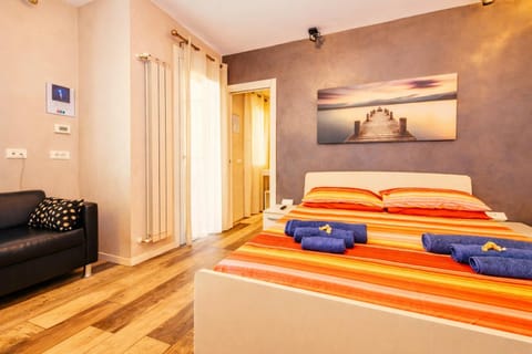 Bed, TV and multimedia, Living room, Photo of the whole room, Seating area, Bedroom, heating, internet, towels, air conditioner